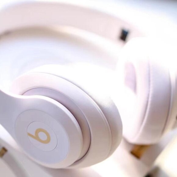 Beats Studio3 Bluetooth Wireless Noise Cancelling Headphones White - Picture 2 of 8